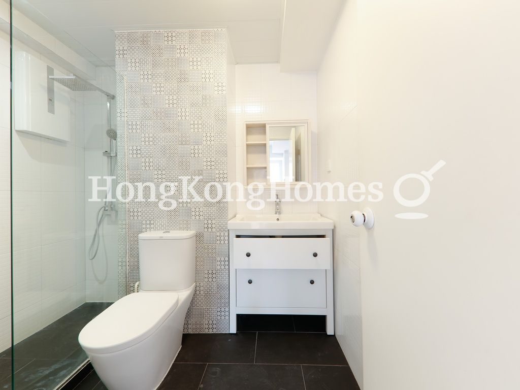 Guest Bathroom — 蟠龍苑 - 第01座，跑馬地