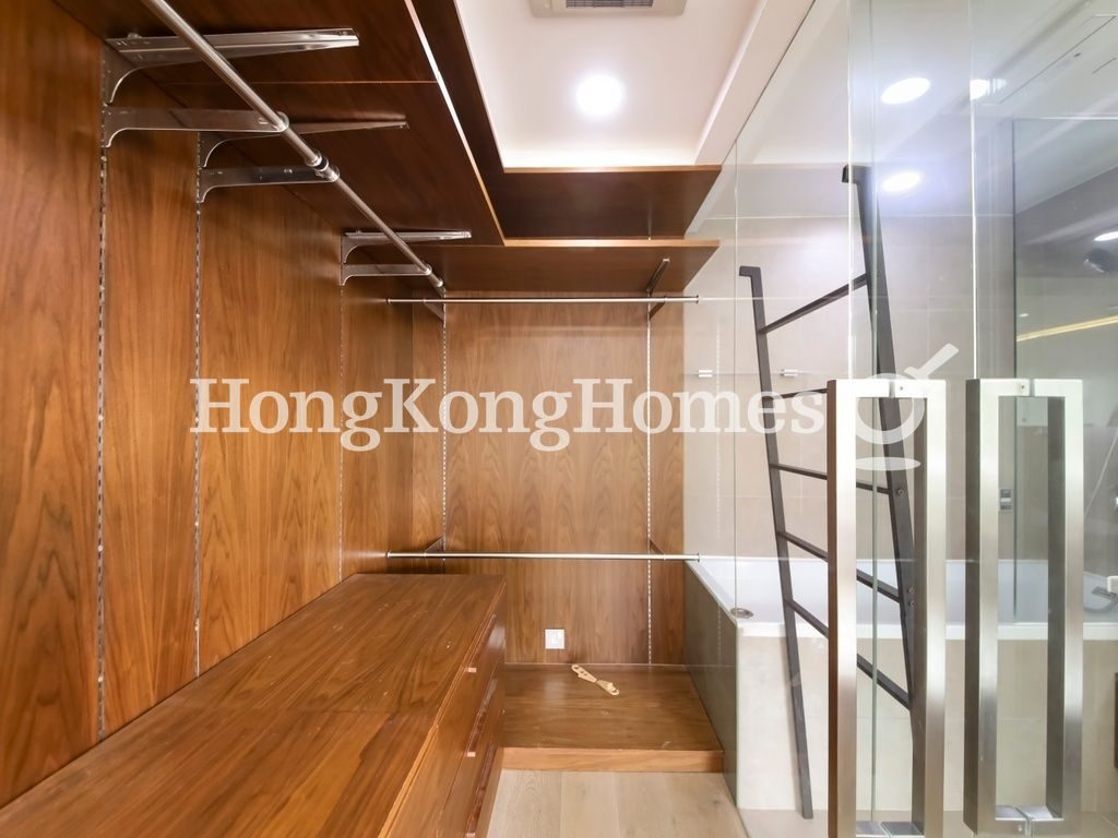 Walk-in Closet in Master Bedroom — 慧景臺 - A座，東半山