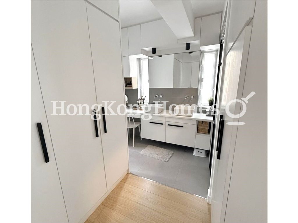 Walk-in Closet in Master Bedroom — 年達園，渣甸山