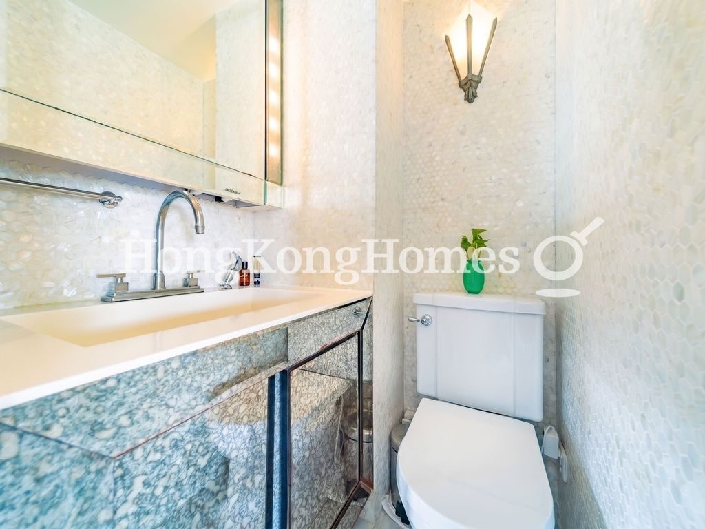 Guest Bathroom — 金鞍大廈，跑馬地
