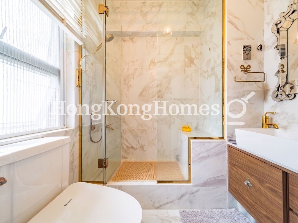 Master Bathroom — 金鞍大廈，跑馬地