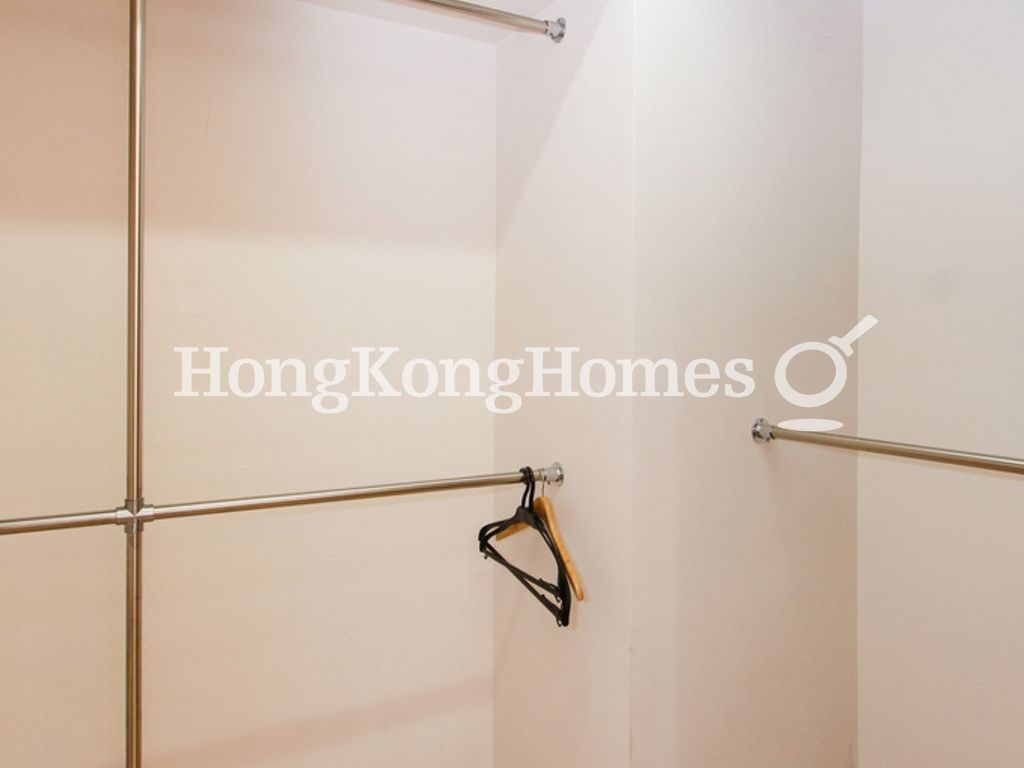 Walk-in Closet in Master Bedroom — 殷榮閣，西半山