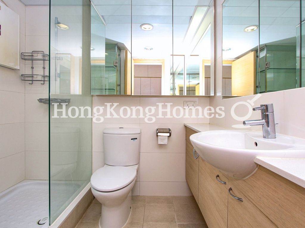Master Bathroom — 殷榮閣，西半山