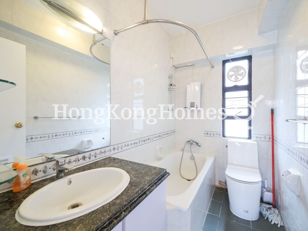 Guest Bathroom — 嘉景臺，大坑