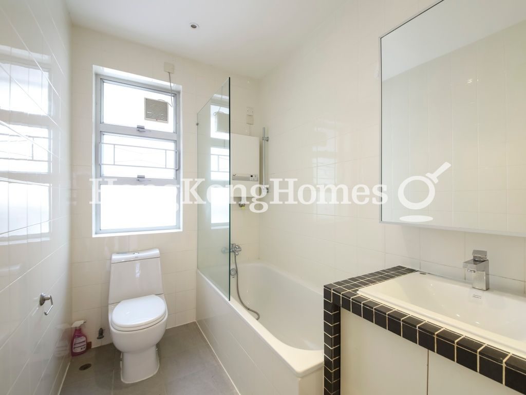 Guest Bathroom — 康樂大廈，中半山