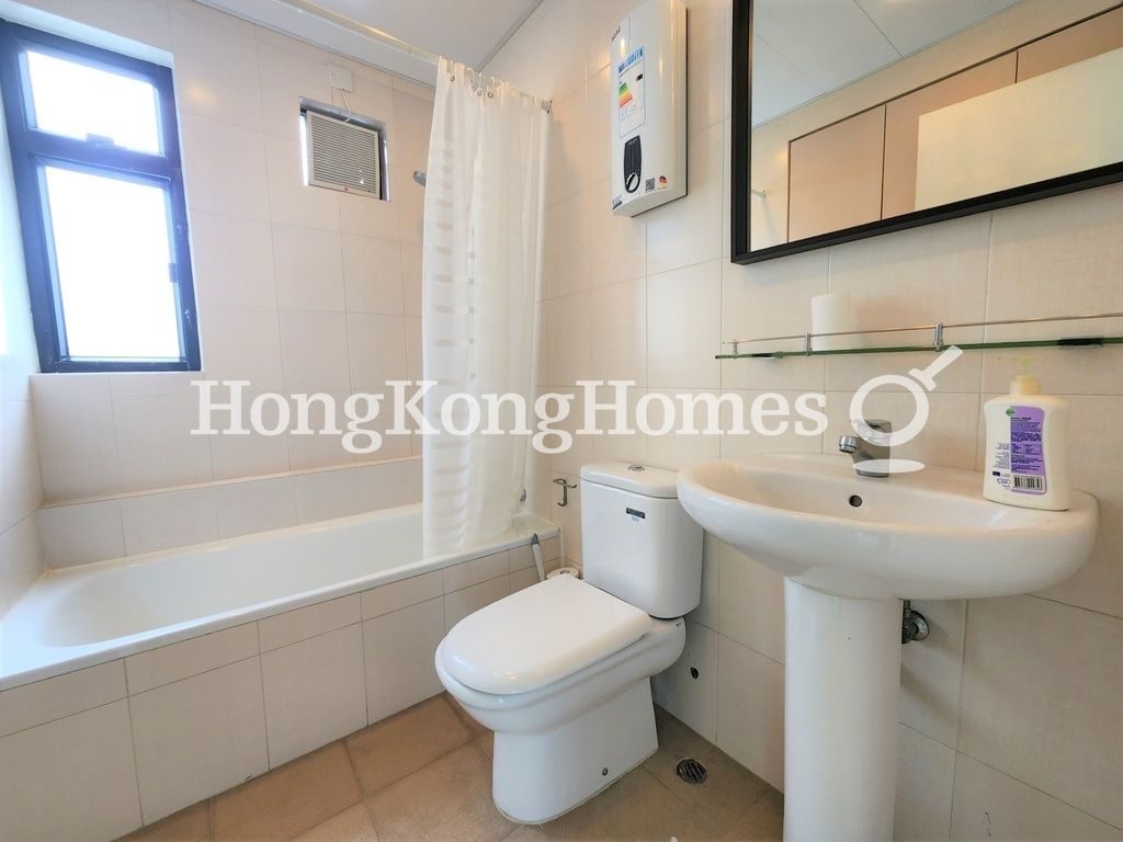 Guest Bathroom — 俊賢花園 - 第01座，西半山