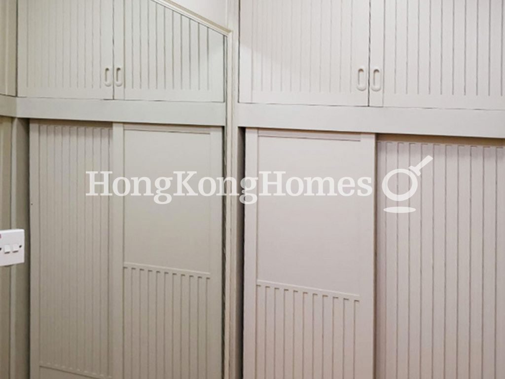 Walk-in Closet in Master Bedroom — Robinson Place - Block 01, Mid-levels West