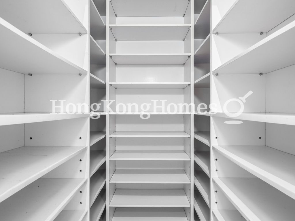 Shoe Cabinet/Store Room In Foyer — 山村台35 -41號，跑馬地