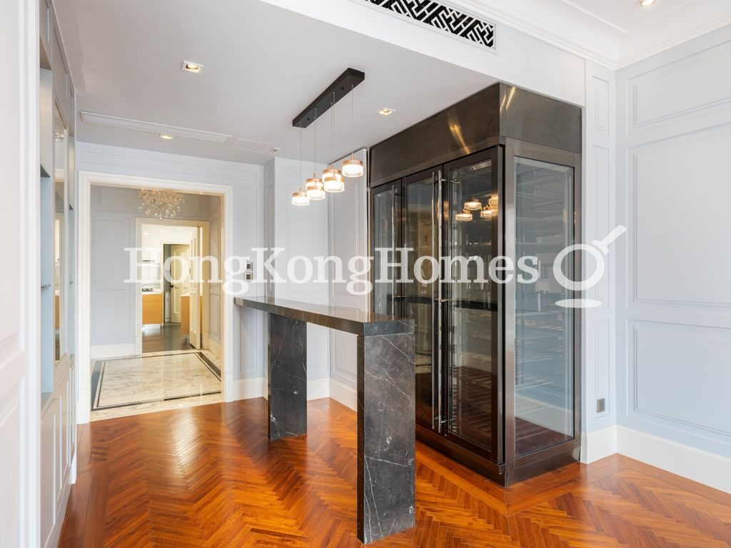 Wine Bar with cabinet in Living Room — 山村台35 -41號，跑馬地
