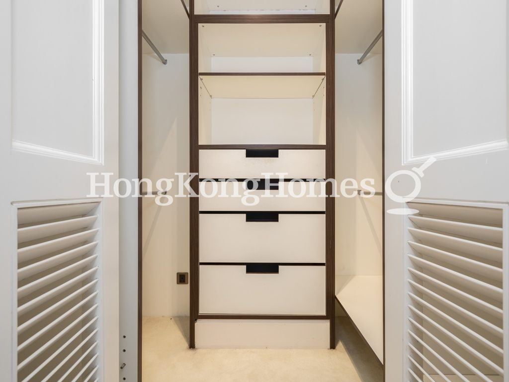 Walk-in Closet in Master Bedroom — 山村台35 -41號，跑馬地
