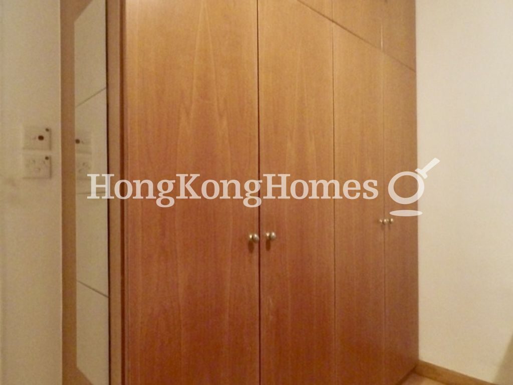 Built-in Wardrobe in Master Bedroom — Splendour Villa, Repulse Bay
