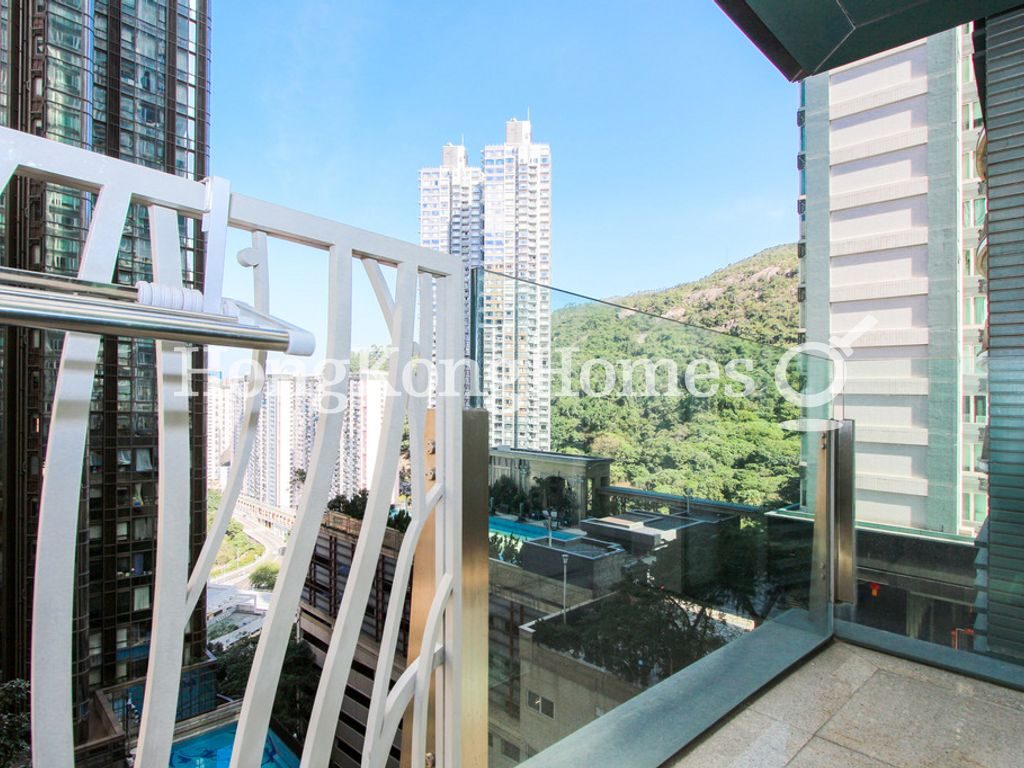 Balcony off Living and Dining Room — 名門 - 第05座，渣甸山