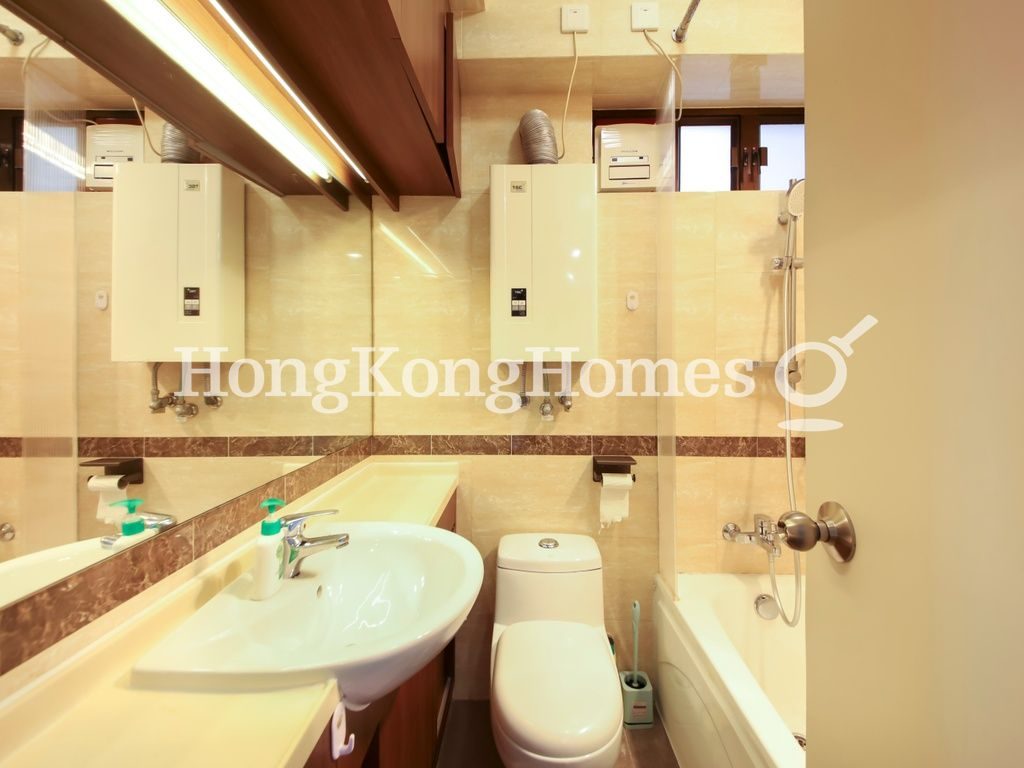 Master Bathroom — 裕仁大廈 - A座，薄扶林