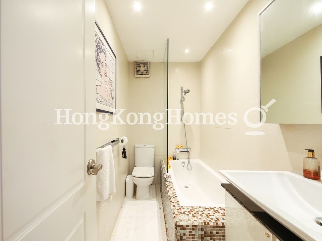 Guest Bathroom — 好景大廈，中半山