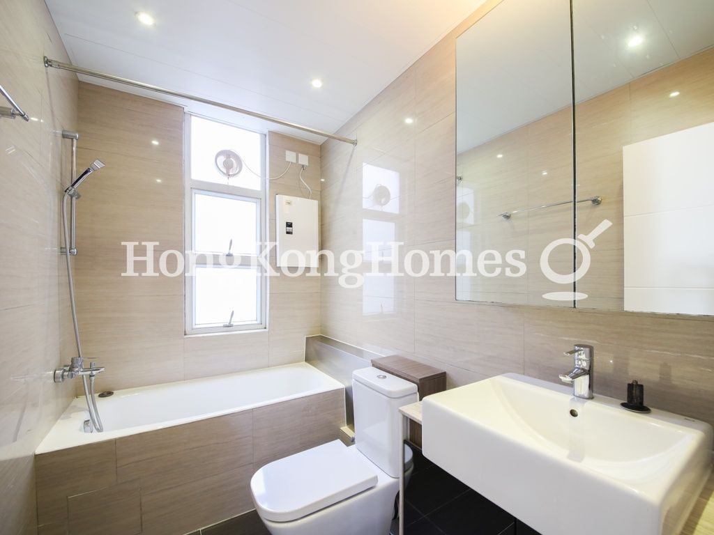 Master Bathroom — 春暉園，薄扶林