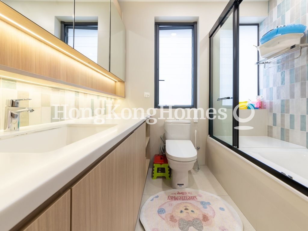 Guest Bathroom — 康樂大廈，中半山