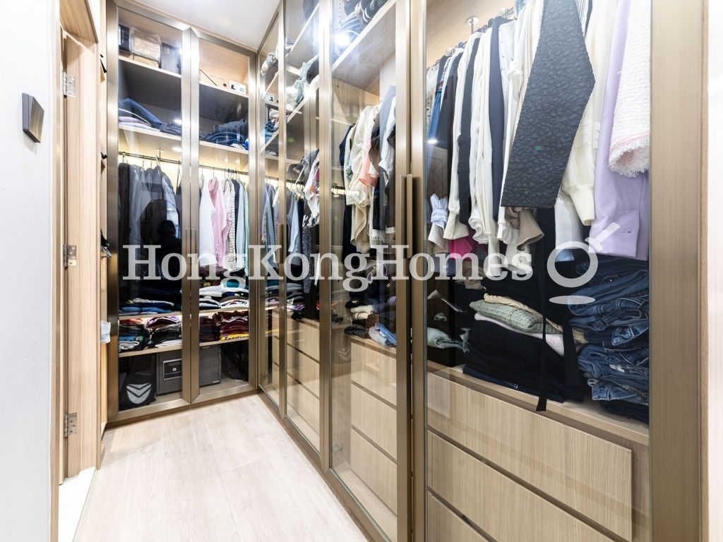 Walk-in Closet in Master Bedroom — 康樂大廈，中半山