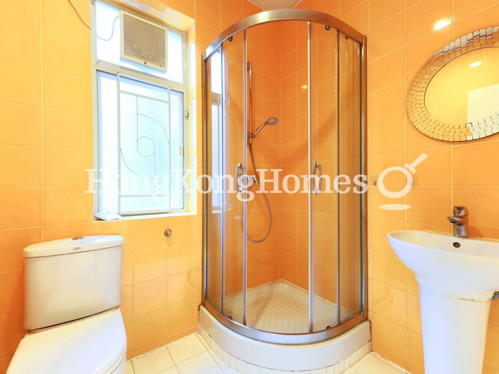 Guest Bathroom — 滿輝大廈，東半山