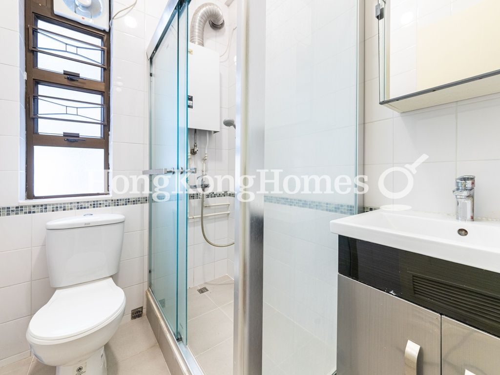 Guest Bathroom — 百輝大廈，中半山