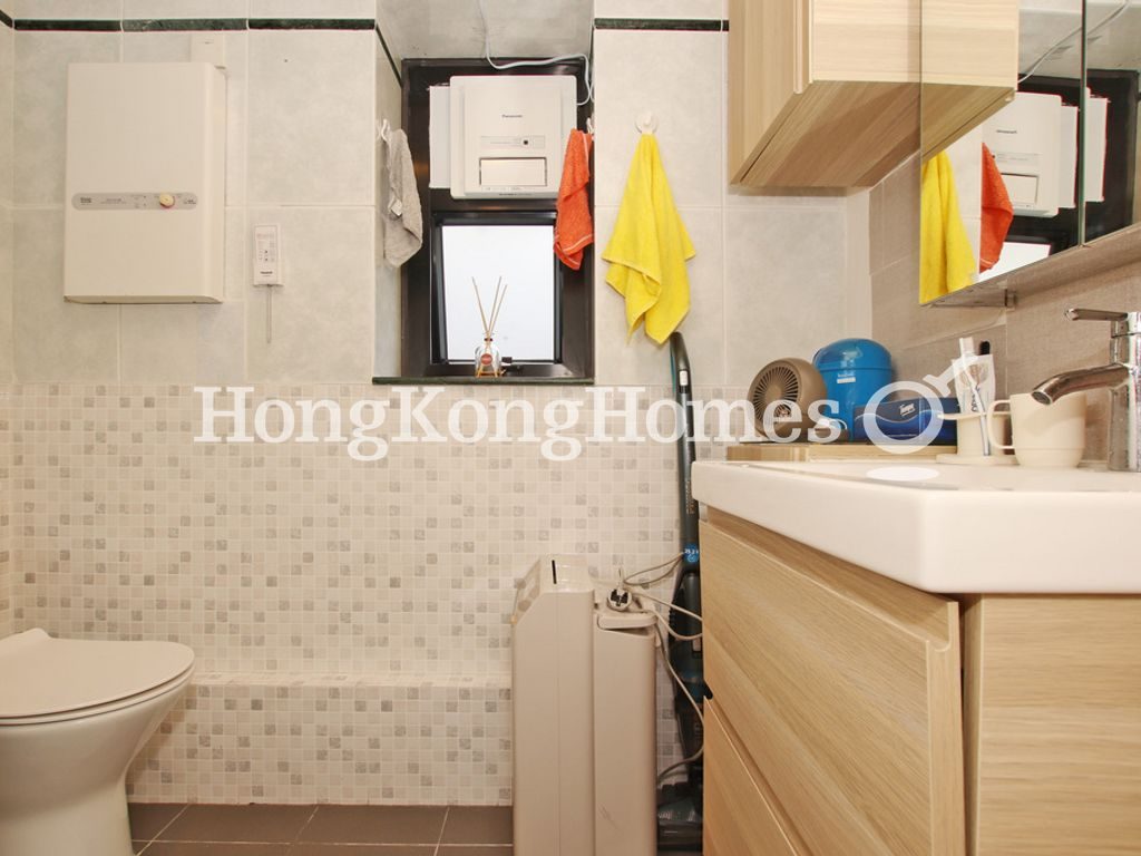 Guest Bathroom — Scenic Rise, Mid-levels West