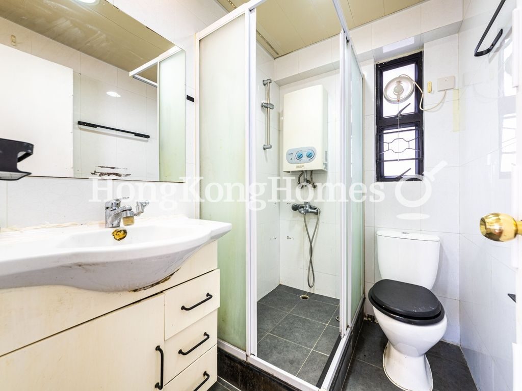 Guest Bathroom — Yick Fung Garden - Block A, Western / Kennedy Town