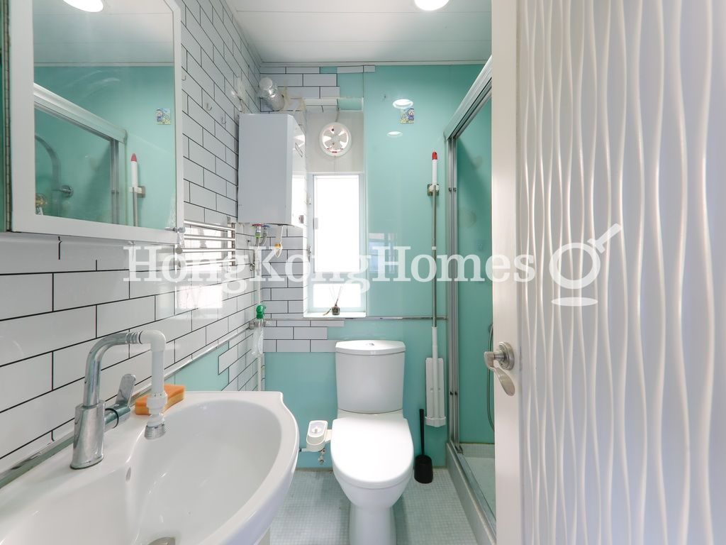 Master Bathroom — Summit Court - Block D, North Point Hill
