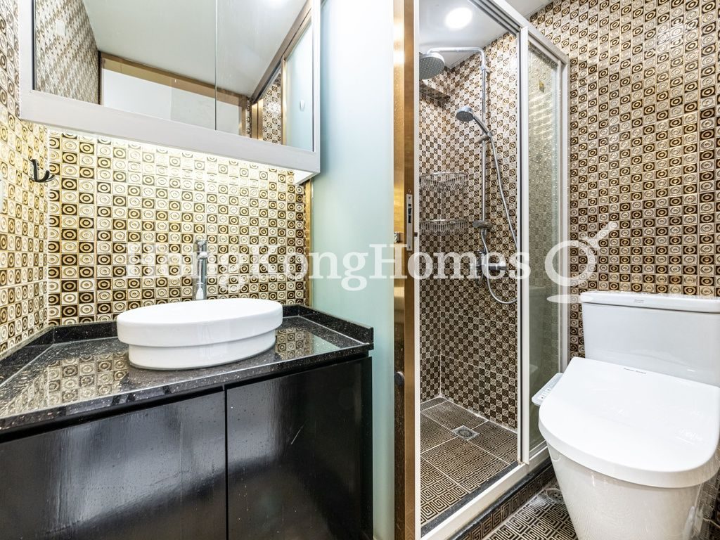 Guest Bathroom — Kam Fai Mansion, Mid-levels Central