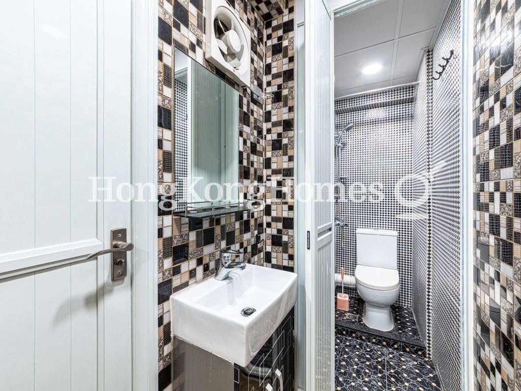 Guest Bathroom — Kam Fai Mansion, Mid-levels Central
