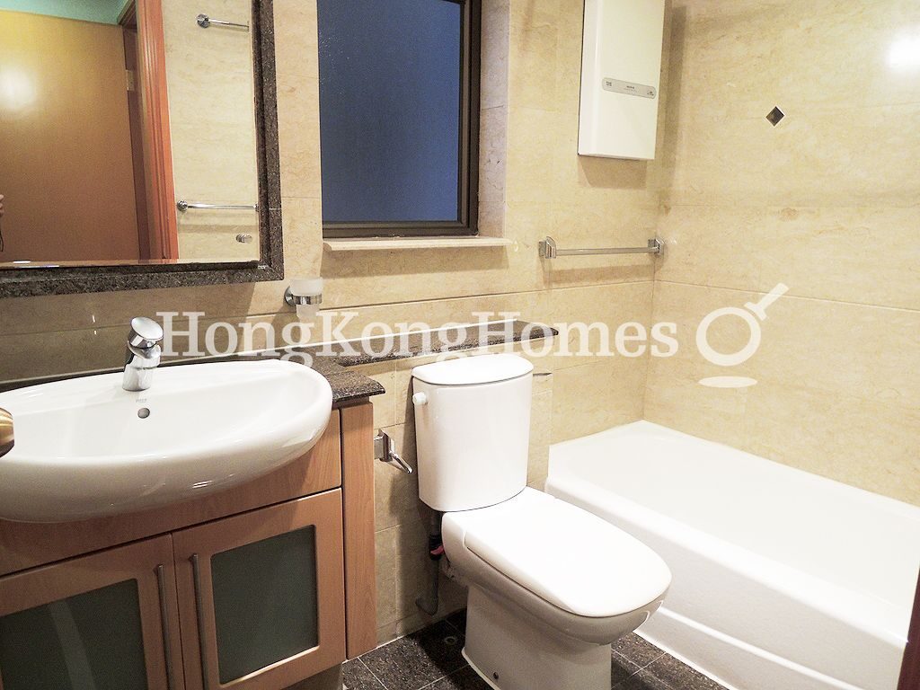 Master Bathroom — 寶翠園 5 座，薄扶林