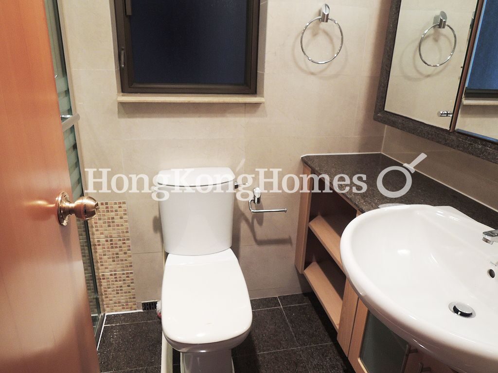 Guest Bathroom — 寶翠園 5 座，薄扶林