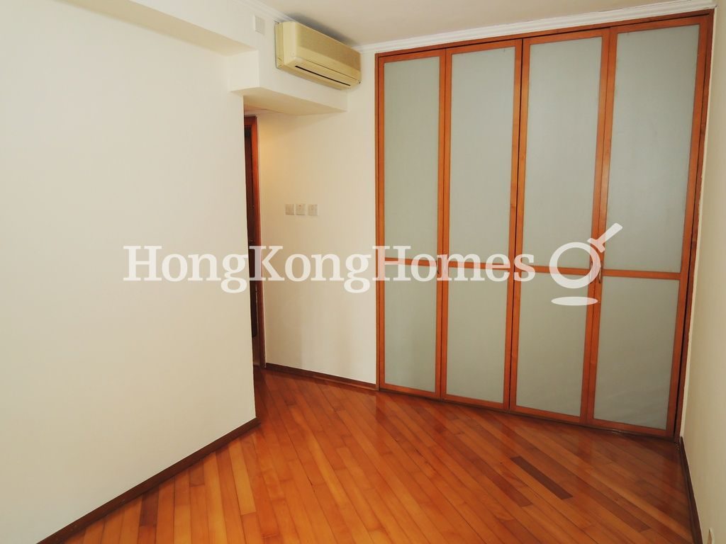 Built-in Wardrobe in Master Bedroom — 海逸豪園 悅濤灣15A座，紅磡土瓜灣