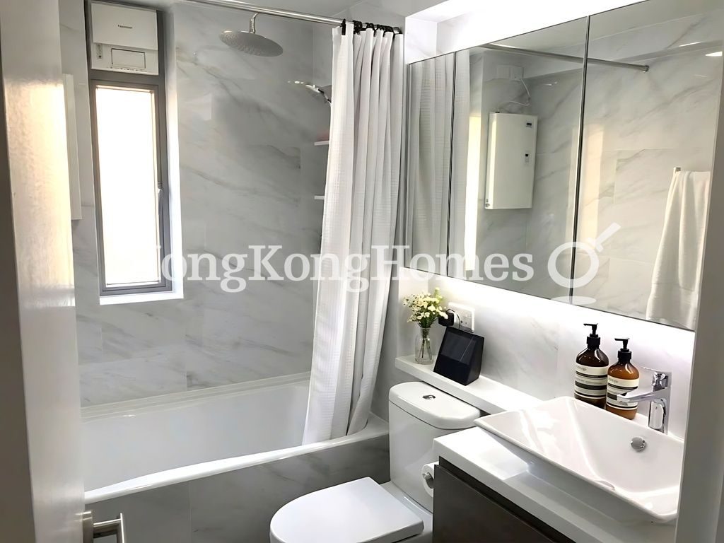 Master Bathroom — Baguio Villa - Block 27, Pokfulam