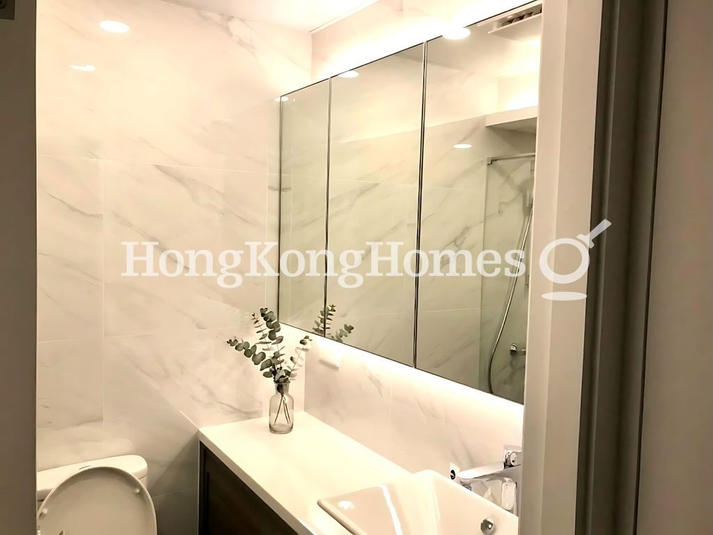 Guest Bathroom — Baguio Villa - Block 27, Pokfulam