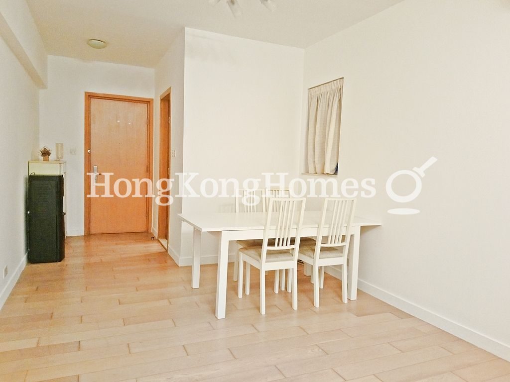 Living and Dining Room — Island Lodge, North Point