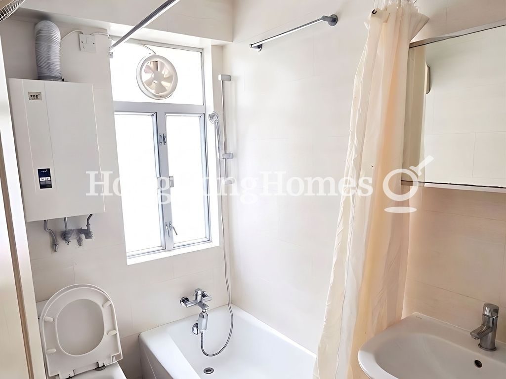 Guest Bathroom — Woodland Gardens - Block C-D, Mid-levels West