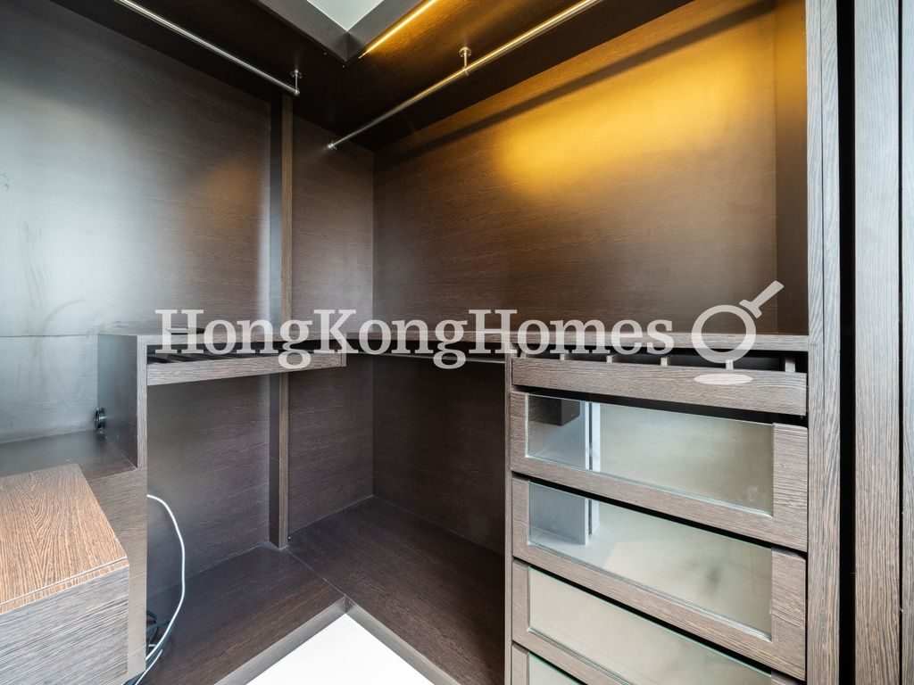 Walk-in Closet in Master Bedroom — Bellevue Heights, Tai Hang