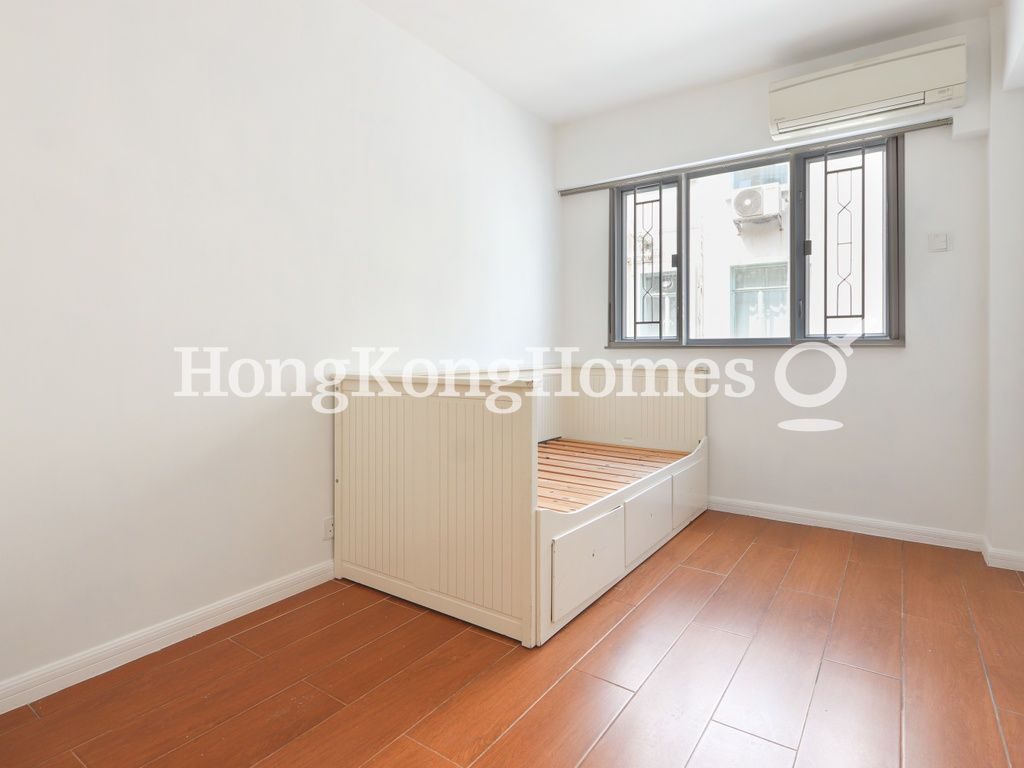 Third Bedroom — Parisian, Stanley