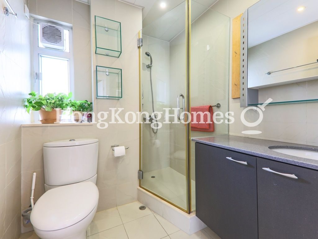 Guest Bathroom — Botanic Terrace - Block B, Mid-levels West