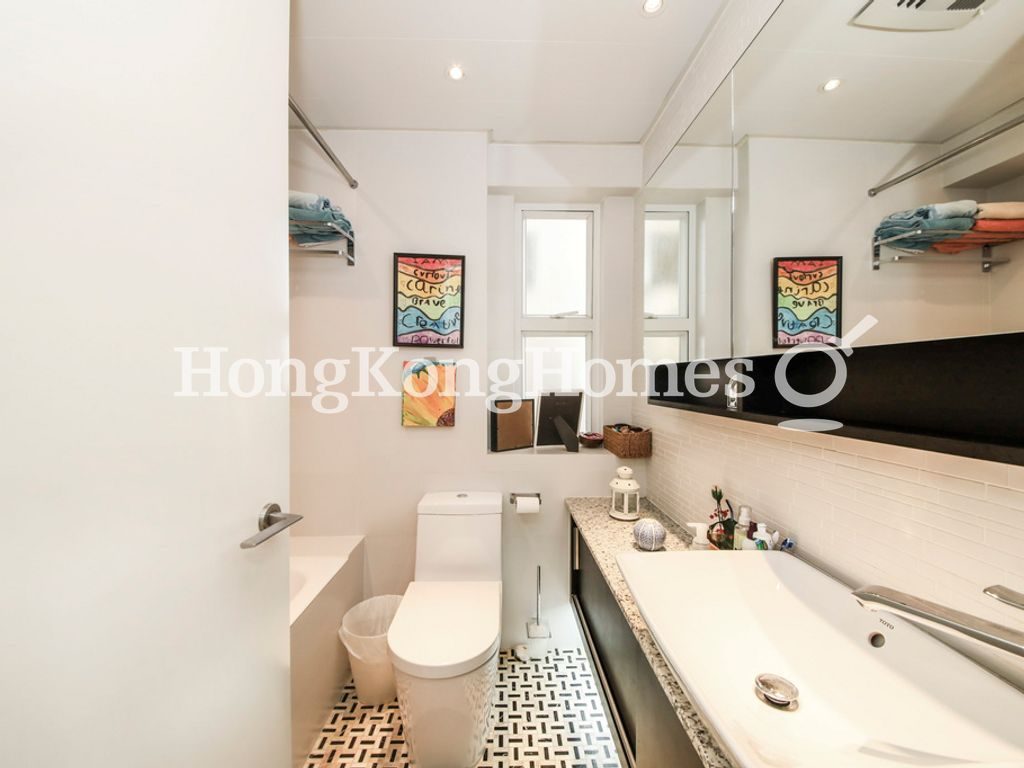 Guest Bathroom — Realty Gardens - Paris Court, Mid-levels West