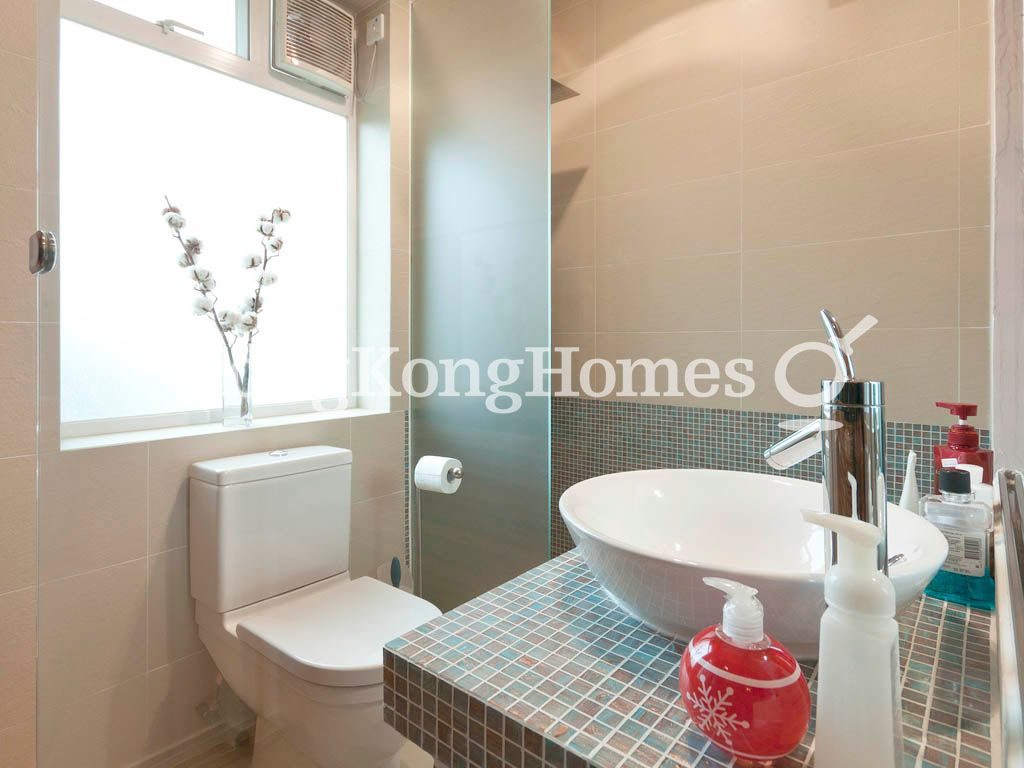 Second Ensuite Bathroom — Jardine's Lookout Garden Mansion - Block A, Tai Hang