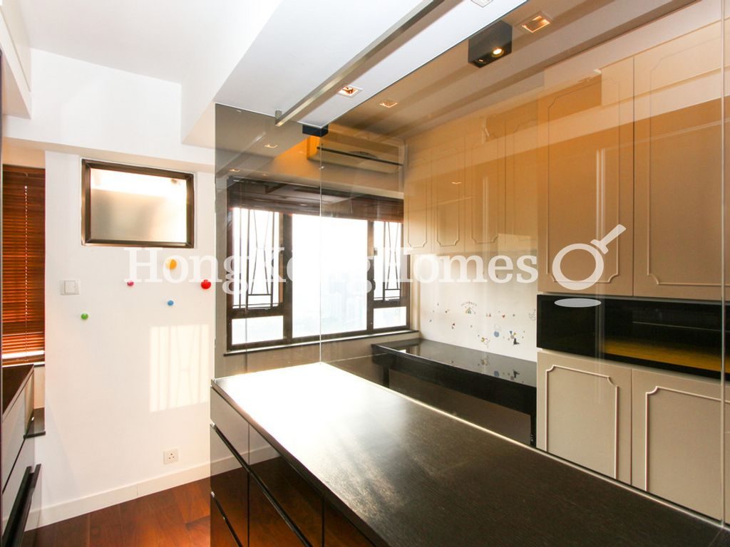 Walk-in Closet in Master Bedroom — Gardenview Heights, Tai Hang