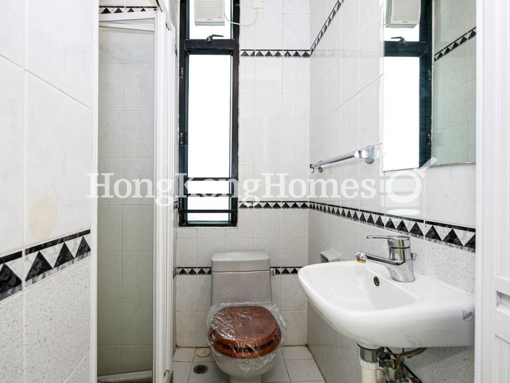 Second Ensuite Bathroom — Repulse Bay Road, 37 - Block 01, Repulse Bay