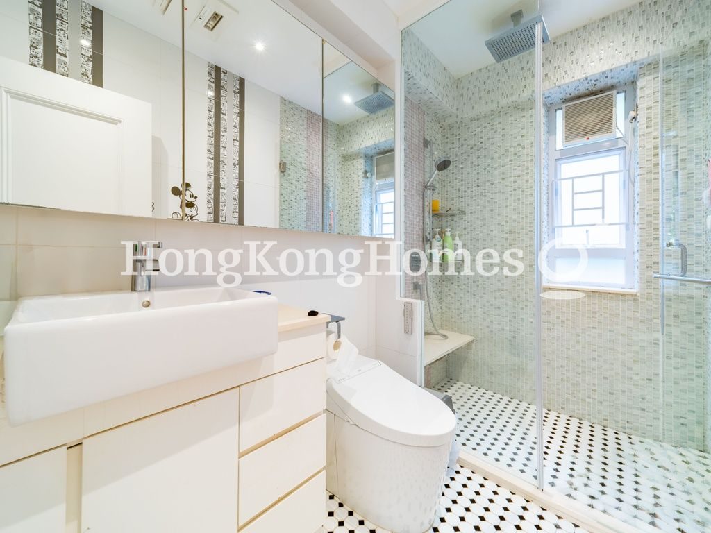 Guest Bathroom — Pearl Gardens, Mid-levels West