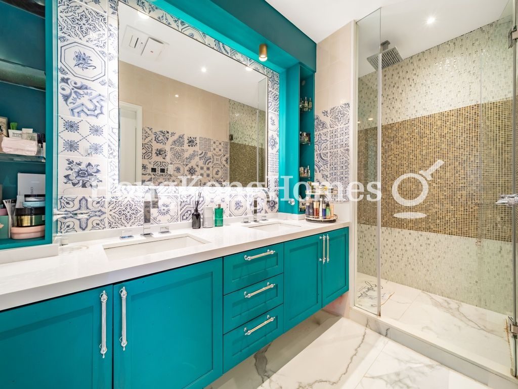Master Bathroom — Pearl Gardens, Mid-levels West
