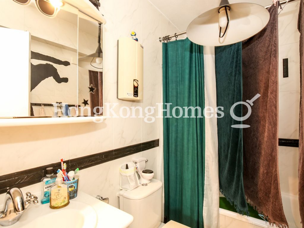 Guest Bathroom — Splendour Villa, Repulse Bay