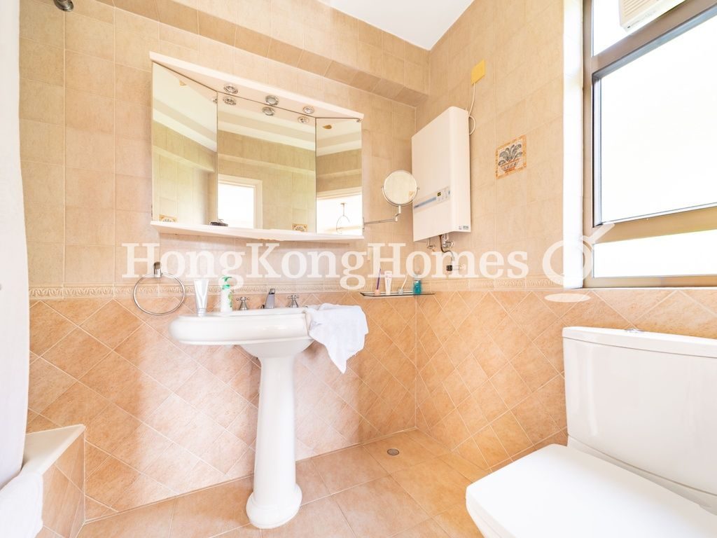 Master Bathroom — Baguio Villa - Block 44, Pokfulam