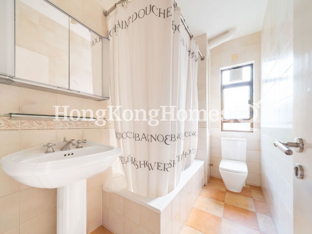 Guest Bathroom — Baguio Villa - Block 44, Pokfulam