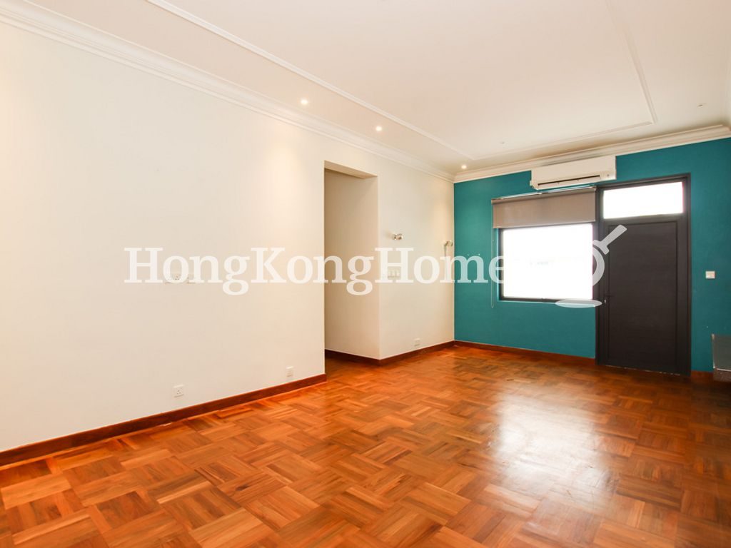 Living and Dining Room — Spyglass Hill, Repulse Bay
