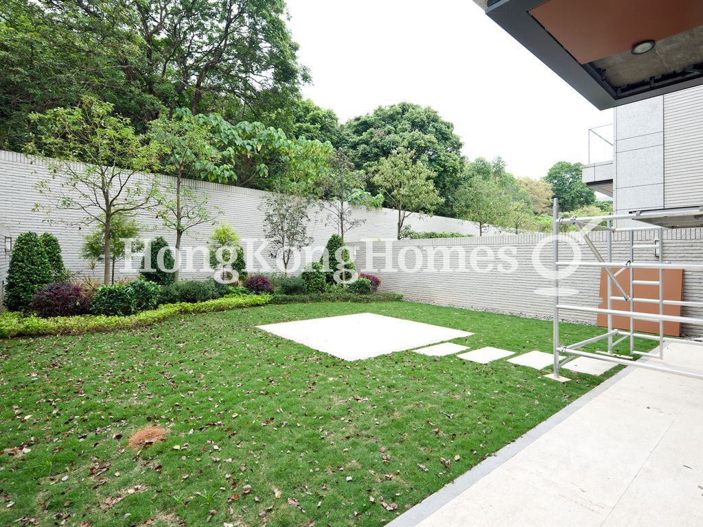 Private Garden off Living Room — Valais ll - Locarno Avenue, Sheung Shui