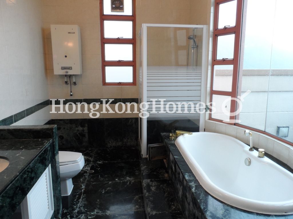 Master Bathroom — Phase 7 - Bijou Hamlet - Bijou Drive, Discovery Bay